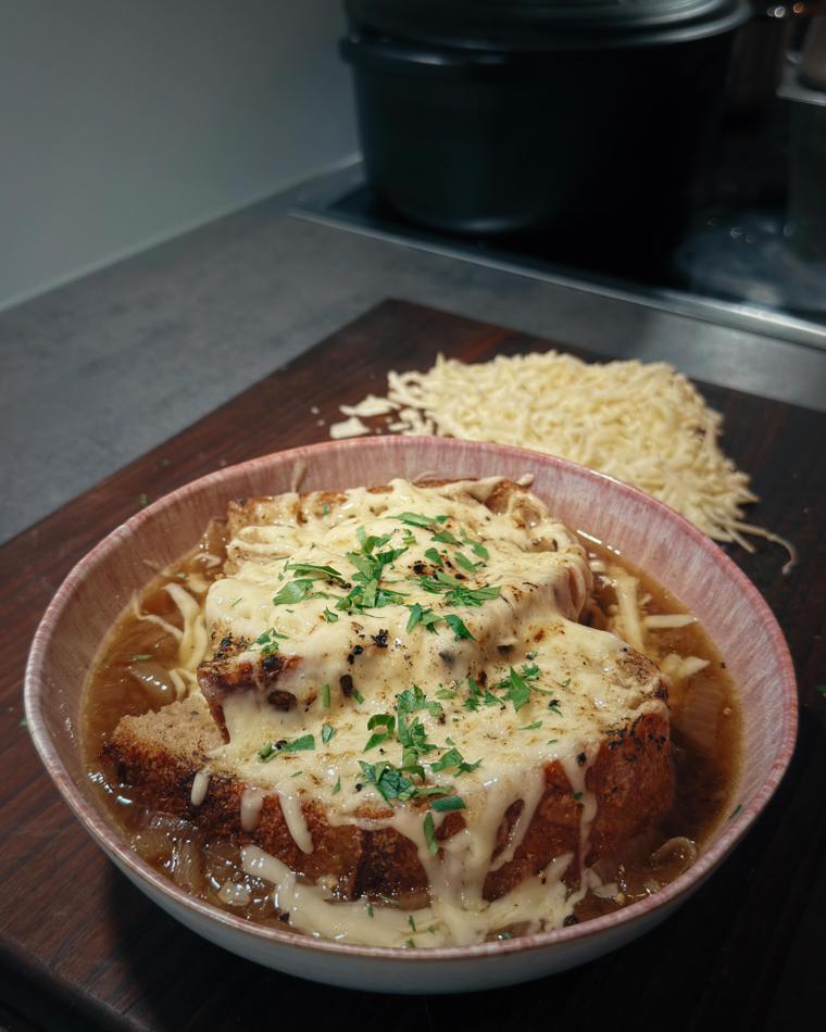 Classic French Onion Soup with Gratinated Cheese
