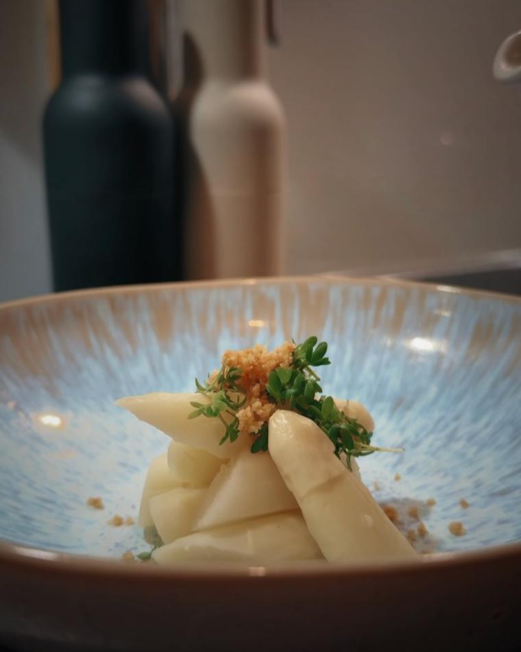 Classic White Asparagus with Hollandaise